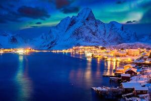 reine villaggio a notte. lofoten isole, Norvegia foto