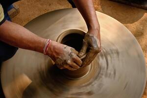 ceramica qualificato bagnato mani di vasaio modellare il argilla su vasaio ruota foto