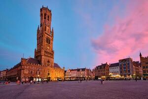 campanile Torre e grote markt piazza nel Bruges, Belgio su crepuscolo nel crepuscolo foto