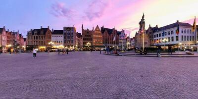 campanile Torre e grote markt piazza nel Bruges, Belgio su crepuscolo nel crepuscolo foto