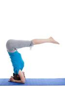 yoga - giovane bellissimo donna fare yoga asana esercizio isolato foto