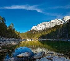 frillensee lago e zugspitze il massimo montagna nel Germania foto