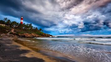 raccolta tempesta, spiaggia, faro. Kerala, India foto