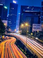 strada traffico nel hong kong a notte foto