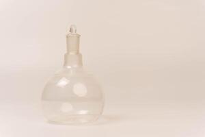 chiaro bicchiere bottiglia con tappo per chimico esperimenti su bianca sfondo foto