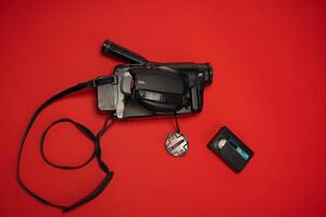 Vintage ▾ analogico vhs video telecamera e un' cassetta con film. casa video studio. retrò, anni 90 foto