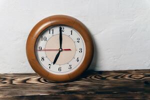 orologio con mani mostrando il tempo 7-00, Sette alle nel il mattina, tempo per ottenere su per opera foto