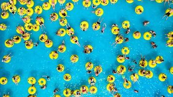 superiore Visualizza di persone rilassante nel il piscina su giallo gonfiabile cerchi foto