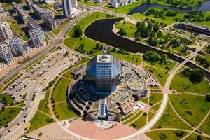 superiore Visualizza di il nazionale biblioteca e un' nuovo Quartiere con un' parco nel minsk.bielorussia, pubblico edificio foto