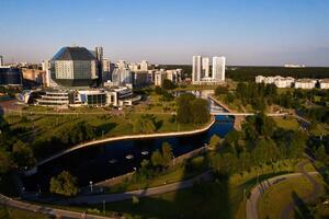 superiore Visualizza di il nazionale biblioteca e un' nuovo Quartiere con un' parco nel minsk.bielorussia, pubblico edificio foto