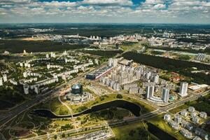 superiore Visualizza di il nazionale biblioteca e un' nuovo Quartiere con un' parco nel minsk-il capitale di il repubblica di bielorussia, un' pubblico edificio foto