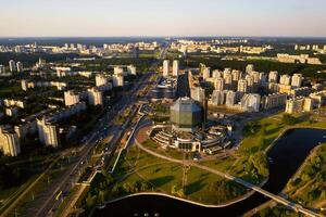 superiore Visualizza di il nazionale biblioteca e un' nuovo Quartiere con un' parco nel minsk.bielorussia, pubblico edificio foto