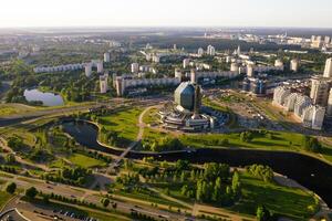 superiore Visualizza di il nazionale biblioteca e un' nuovo Quartiere con un' parco nel minsk-il capitale di il repubblica di bielorussia, un' pubblico edificio foto