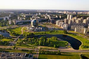 superiore Visualizza di il nazionale biblioteca e un' nuovo Quartiere con un' parco nel minsk-il capitale di il repubblica di bielorussia, un' pubblico edificio foto