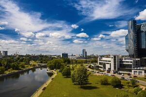 superiore Visualizza di il nazionale biblioteca e un' nuovo Quartiere con un' parco nel minsk-il capitale di il repubblica di bielorussia, un' pubblico edificio foto