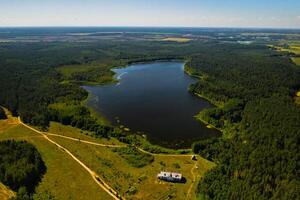 superiore Visualizza di il lago bulla nel il foresta nel il braslavo laghi nazionale parco, il maggior parte bellissimo posti nel bielorussia.an isola nel il lago.bielorussia. foto