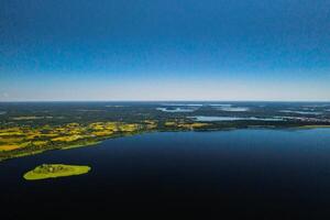 superiore Visualizza di lago drivyaty nel il braslavo laghi nazionale parco, il maggior parte bellissimo laghi nel bielorussia.an isola nel il lago.bielorussia. foto