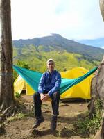 mojokerto, Indonesia, 04 nov 2020 - un' uomo si siede nel un' amaca su montare pundak, mojokerto foto