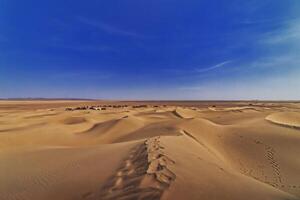 un' panoramico sabbia duna vicino il deserto campo a mhamid EL ghizlane nel Marocco largo tiro foto