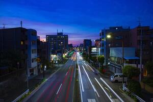 un' traffico marmellata a il strada nel setagaya tokyo a crepuscolo largo tiro foto