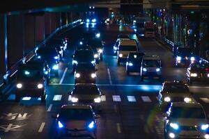 un' notte traffico marmellata sotto il autostrada nel tokyo lungo tiro foto