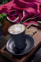 delizioso caffè, latte macchiato con dolce gratuito foto
