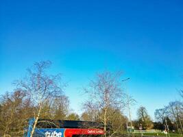 alto angolo Visualizza di parco e cavalcata autobus stazione a collina spinosa oxfordshire Inghilterra unito regno durante Alba. marzo 23, 2024 foto