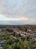 maggior parte bellissimo aereo Visualizza di Residenziale quartiere durante arancia tramonto al di sopra di lutone, Inghilterra UK. marzo 19, 2024 foto