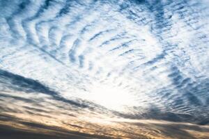 bellissimo striato nube formazione nel cielo guardare piace soffice onde, tempo metereologico previsione foto