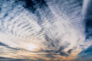 bellissimo striato nube formazione nel cielo guardare piace soffice onde, tempo metereologico previsione foto