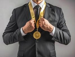 ai generato uomo d'affari Tenere un' oro medaglia nel nero completo da uomo. foto