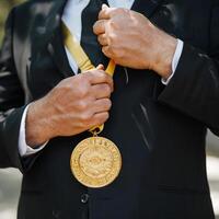 ai generato uomo d'affari Tenere un' oro medaglia nel nero completo da uomo. foto