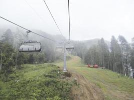 la funivia nelle montagne del caucaso. zona di sochi, roza khutor, russia foto