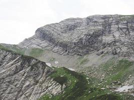 bella vista dalla vetta delle montagne del Caucaso. roza khutor, russia foto