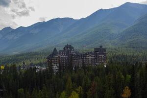 Visualizza attraverso il alberi di il Banff molle Hotel foto