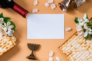 ebraico vacanza pasqua. bottiglia di vino, primavera fiori e pane azzimo pane foto