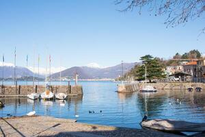 porto con navi a laveno monbello, Italia foto