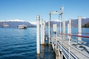 molo a Lago maggiore, accesso per traghetto. Italia foto