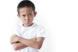 arrabbiato poco asiatico ragazzo isolato su bianca sfondo. foto