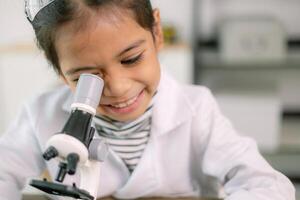 asiatico bambino ragazza apprendimento scienza chimica con test tubo fabbricazione sperimentare a scuola laboratorio. formazione scolastica, scienza, chimica, e figli di concetti. presto sviluppo di bambini. foto