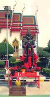 bangkok, Tailandia - marzo 3, 2024 statua di thao wessuwan per culto e fede nel sacralità con antico Chiesa nel tailandese templi. religione, punto di riferimento per viaggio e esterno design nel Asia stile. foto