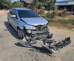 bronzo, grigio o grigio auto rotto o incidente e schianto con 6 ruota camion con trailer su strada o strada. danneggiato o ferito su davanti paraurti e auto termosifone. rotto e assicurazione di veicolo concetto. foto