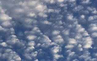 foto di bellissimo bianca nuvole e blu cielo