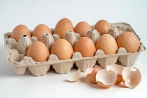 ai generato uovo conchiglie nel vassoio isolato su bianca sfondo foto