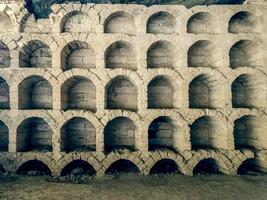 scaffali per vino nella grotta di Chaliapin foto