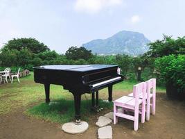 terrazza all'aperto in montagna con pianoforte a coda. isola di jeju, corea del sud foto