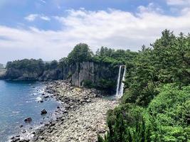 l'alta cascata jeongbang nell'isola di jeju. Corea del Sud foto