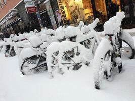 biciclette sommerso di neve nel inverno nel stoccolma foto
