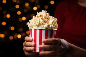 ai generato donna Tenere un' Popcorn scatola, concetto di intrattenimento. ai generativo foto