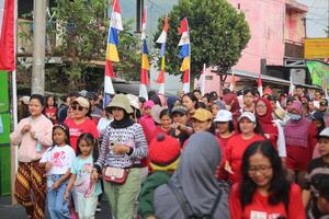 magelang,centrale Giava, Indonesia.08 17 2023.get pronto per un' salutare camminare nel commemorazione di il 78 ° indonesiano indipendenza giorno foto